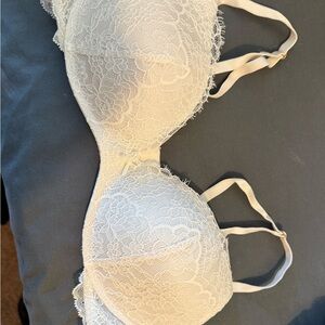 Elegant Lace Underwire Bra in Cream